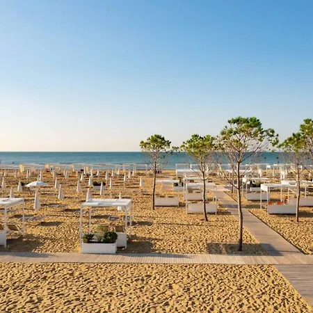 Апартаменты Beachfront Modern Flat With Sea View *