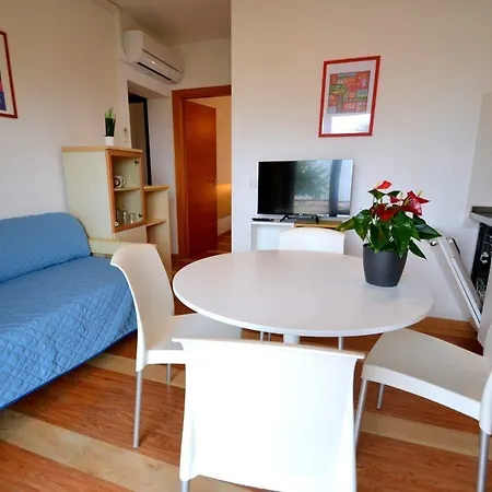 Beachfront Modern Flat With Sea View *