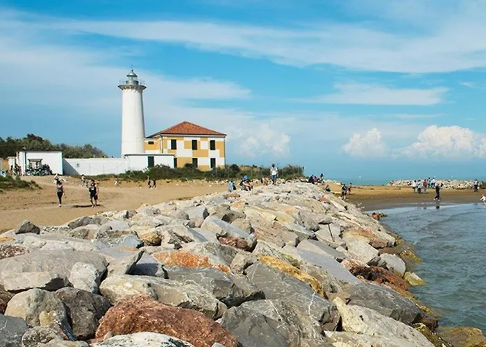 Апартаменти Beachfront Modern Flat With Sea View *