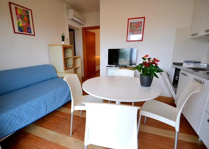 Beachfront Modern Flat With Sea View Апартаменти *