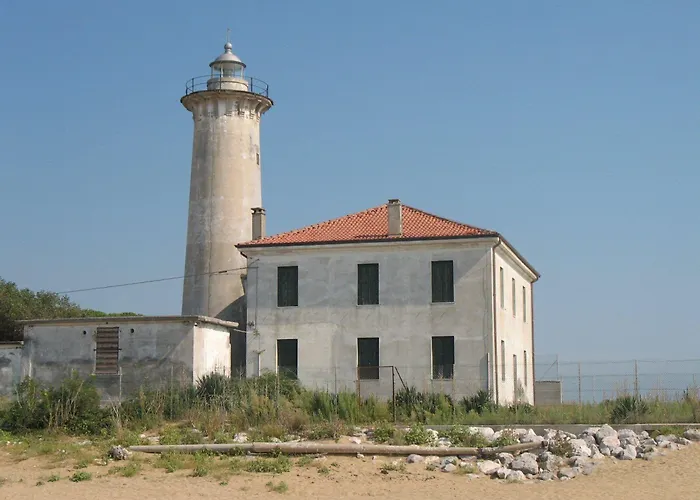 Апартаменти Beachfront Modern Flat With Sea View